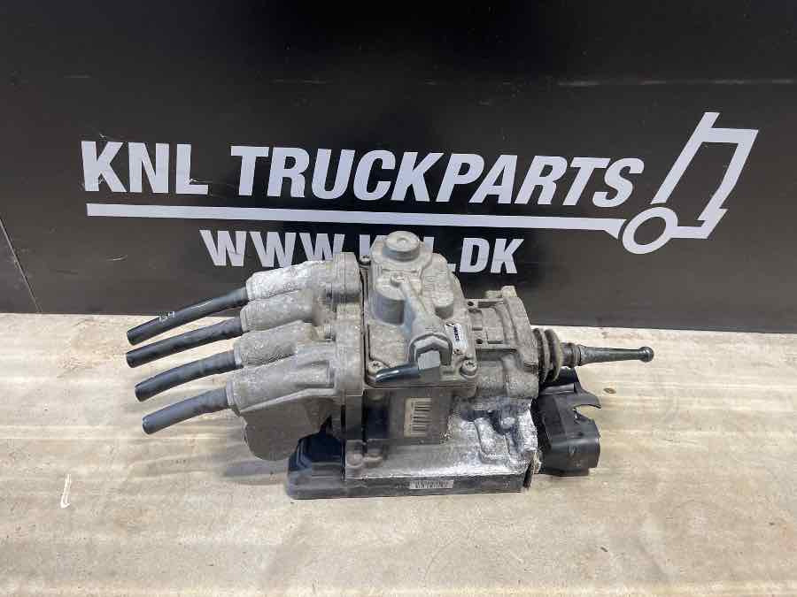MAN FOOT BREAKE VALVE 81.52130-6305 - Kočioni ventil za Kamion: slika 1 MAN FOOT BREAKE VALVE 81.52130-6305 - Kočioni ventil za Kamion: slika 1