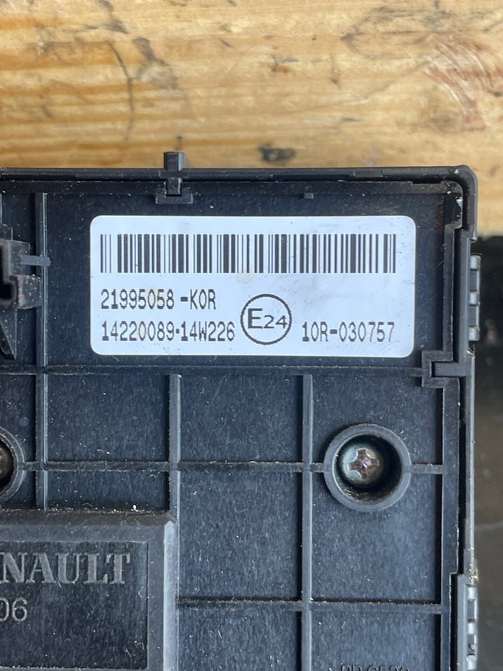 RENAULT SWITCH LIGHT 7421995058 - Kabina i enterijer za Kamion: slika 2 RENAULT SWITCH LIGHT 7421995058 - Kabina i enterijer za Kamion: slika 2