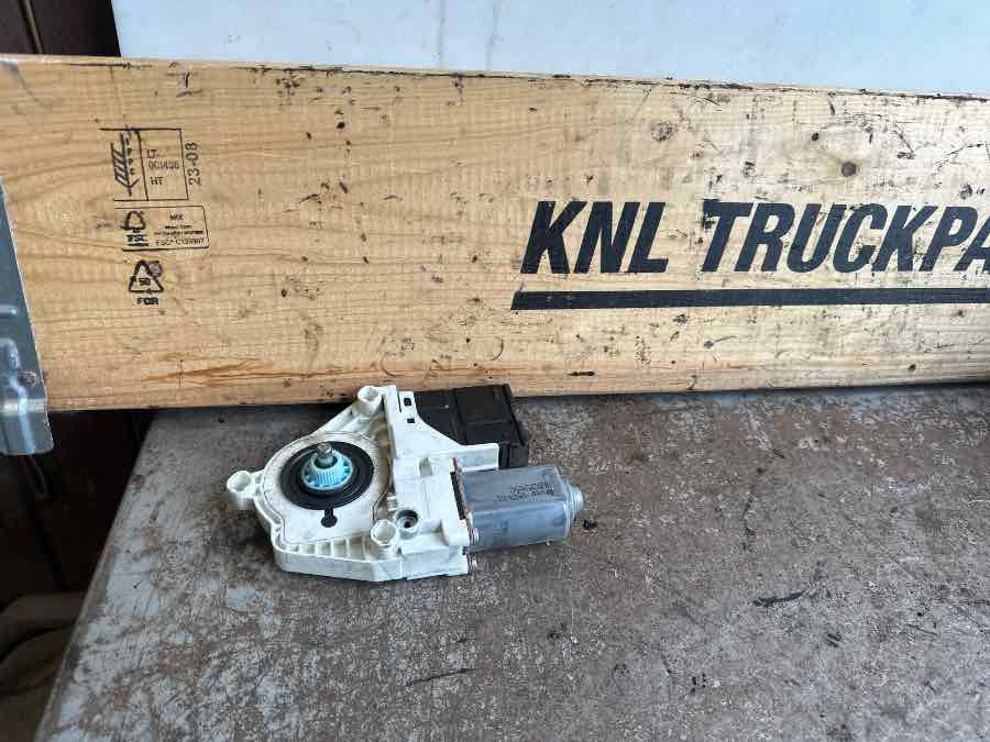 VOLVO WINDOW MOTOR 84425251 - Električni sistem za Kamion: slika 1 VOLVO WINDOW MOTOR 84425251 - Električni sistem za Kamion: slika 1