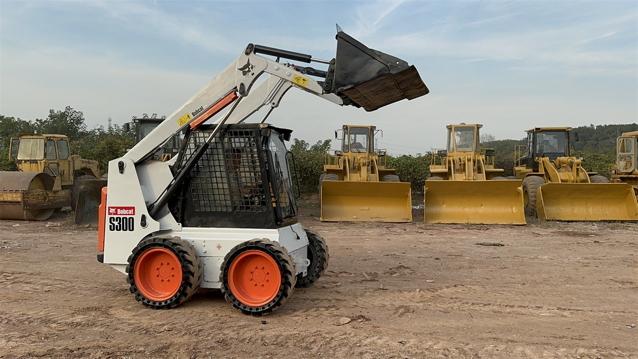 BOBCAT S300 - Mini utovarivač: slika 2 BOBCAT S300 - Mini utovarivač: slika 2