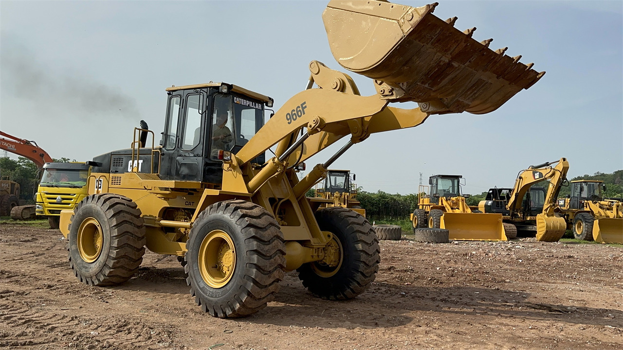 Utovarivač točkaš CATERPILLAR 966F: slika 10