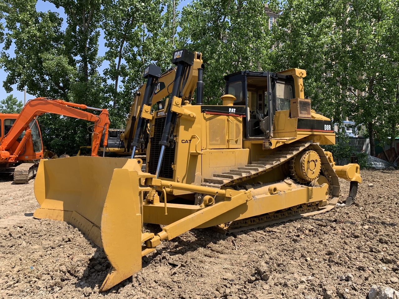 CATERPILLAR D8R - Buldožer: slika 1 CATERPILLAR D8R - Buldožer: slika 1