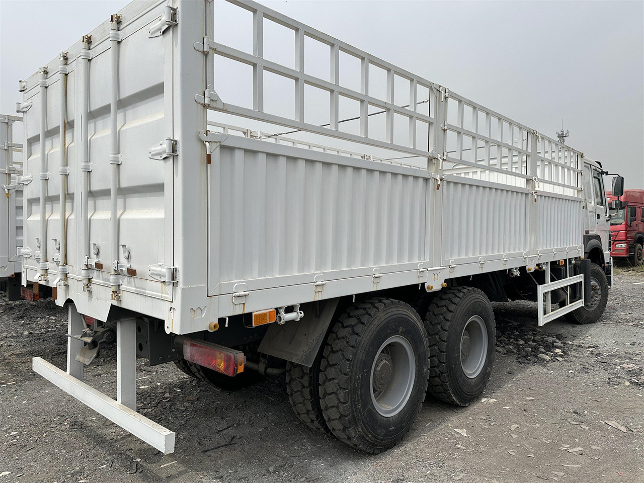 SINOTRUK HOWO 371 Cargo truck - Kamion za prevoz stoke: slika 5 SINOTRUK HOWO 371 Cargo truck - Kamion za prevoz stoke: slika 5
