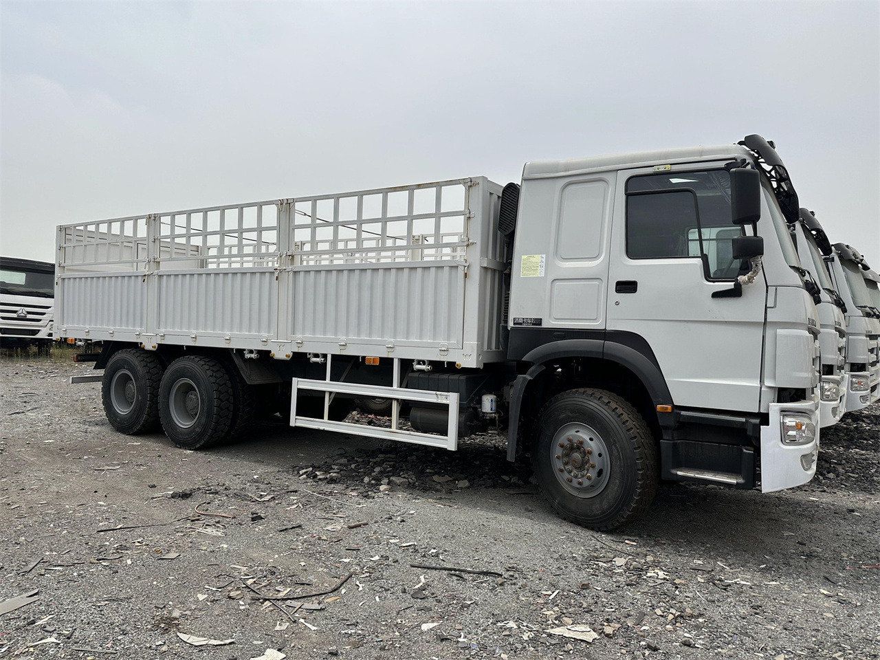SINOTRUK HOWO 371 Cargo truck - Kamion za prevoz stoke: slika 3 SINOTRUK HOWO 371 Cargo truck - Kamion za prevoz stoke: slika 3