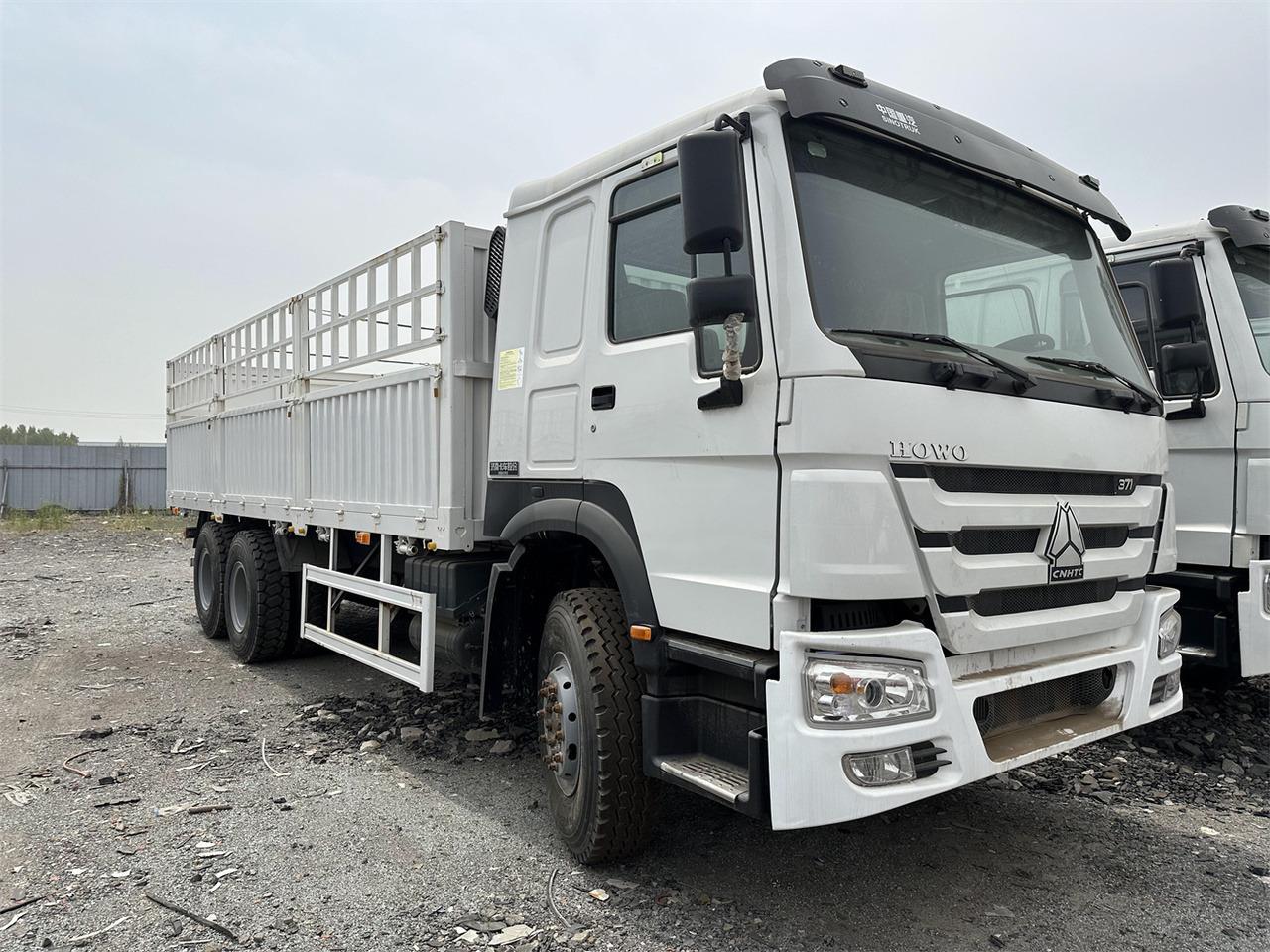 SINOTRUK HOWO 371 Cargo truck - Kamion za prevoz stoke: slika 1 SINOTRUK HOWO 371 Cargo truck - Kamion za prevoz stoke: slika 1