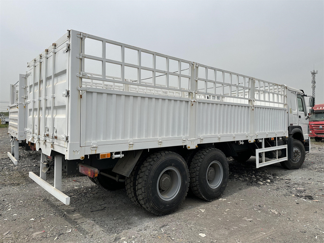 SINOTRUK HOWO 371 Cargo truck - Kamion za prevoz stoke: slika 4 SINOTRUK HOWO 371 Cargo truck - Kamion za prevoz stoke: slika 4