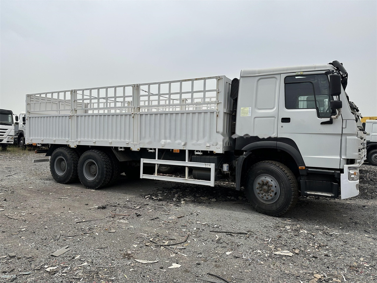 SINOTRUK HOWO 371 Cargo truck - Kamion za prevoz stoke: slika 2 SINOTRUK HOWO 371 Cargo truck - Kamion za prevoz stoke: slika 2