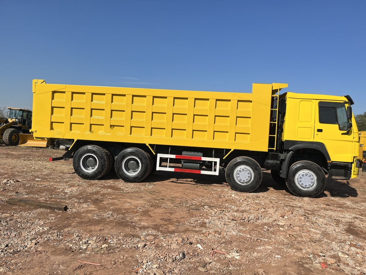 SINOTRUK HOWO 371 Dump Truck 8x4 - Istovarivač: slika 2 SINOTRUK HOWO 371 Dump Truck 8x4 - Istovarivač: slika 2