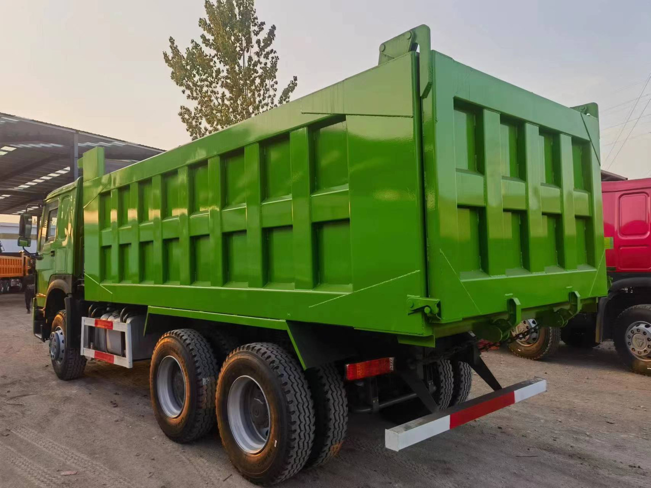 SINOTRUK HOWO 375hp 6X4 - Istovarivač: slika 3 SINOTRUK HOWO 375hp 6X4 - Istovarivač: slika 3