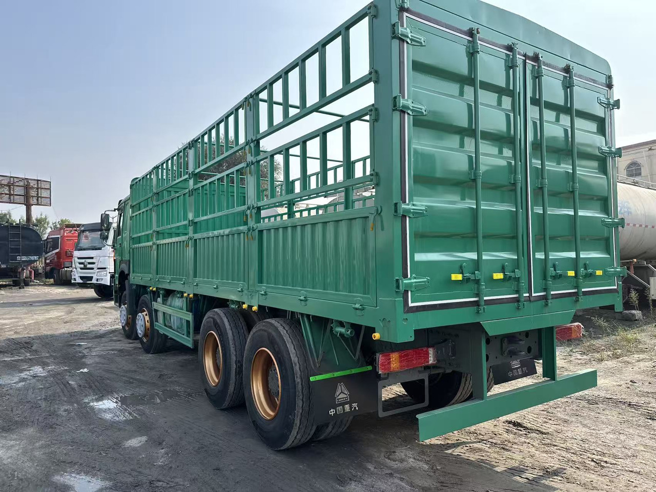 SINOTRUK HOWO 420hp 8x4 fence truck - Kamion sa tovarnim sandukom: slika 5 SINOTRUK HOWO 420hp 8x4 fence truck - Kamion sa tovarnim sandukom: slika 5