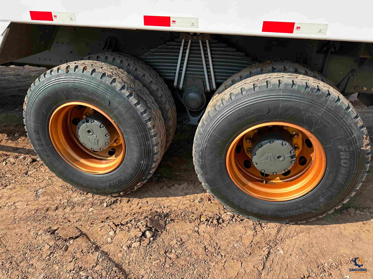 Istovarivač Sinotruk HOWO 400HP With Bumper 6X4: slika 9 Istovarivač Sinotruk HOWO 400HP With Bumper 6X4: slika 9