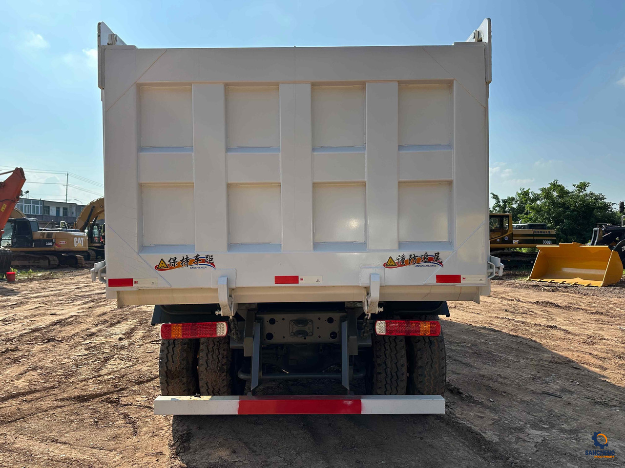 Istovarivač Sinotruk HOWO 400HP With Bumper 6X4: slika 7 Istovarivač Sinotruk HOWO 400HP With Bumper 6X4: slika 7