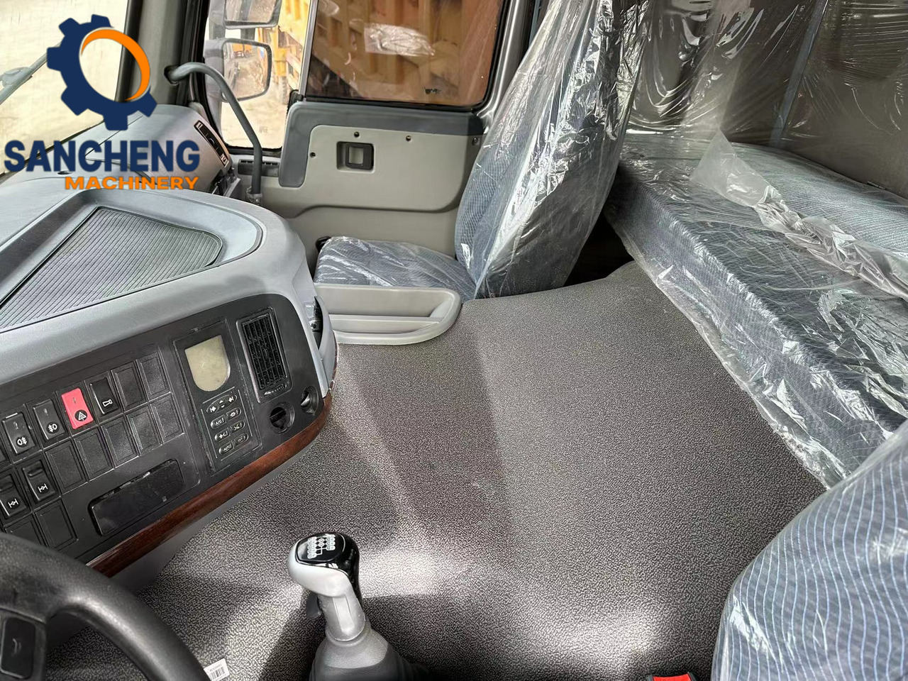 Tegljač HOWO 380hp: slika 13