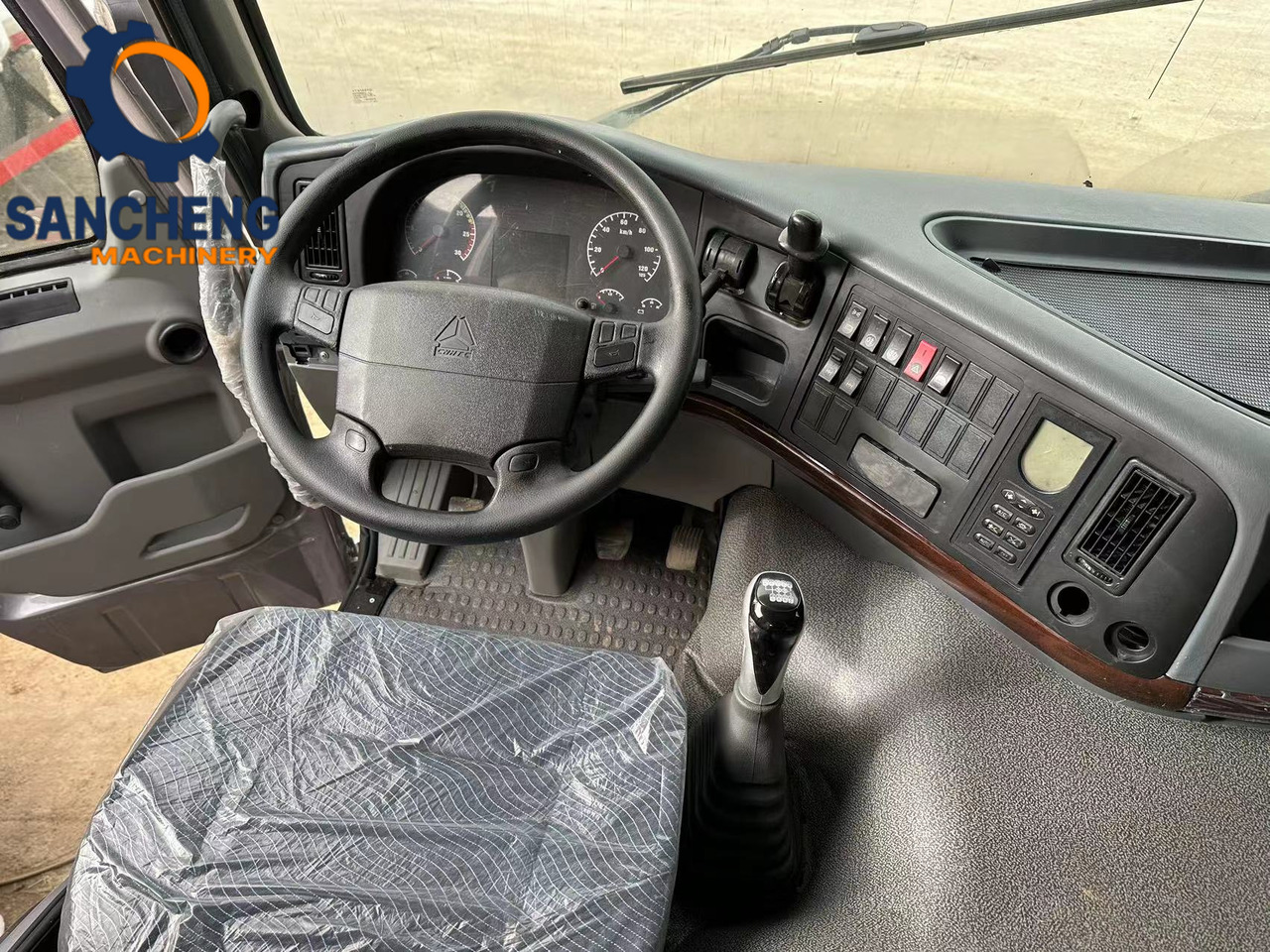 Tegljač HOWO 380hp: slika 10