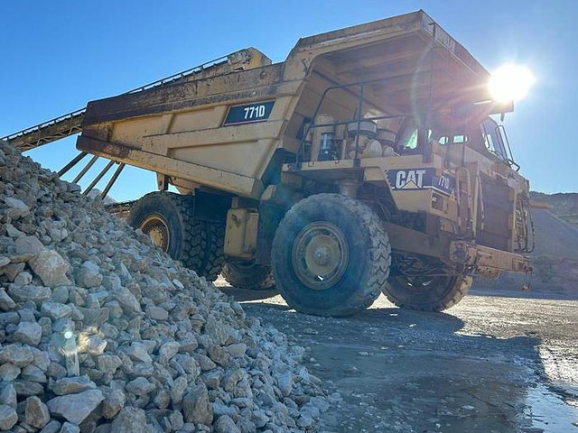 Caterpillar 771D - Kiper sa krutom šasijom/ Kiper za kamen: slika 2 Caterpillar 771D - Kiper sa krutom šasijom/ Kiper za kamen: slika 2