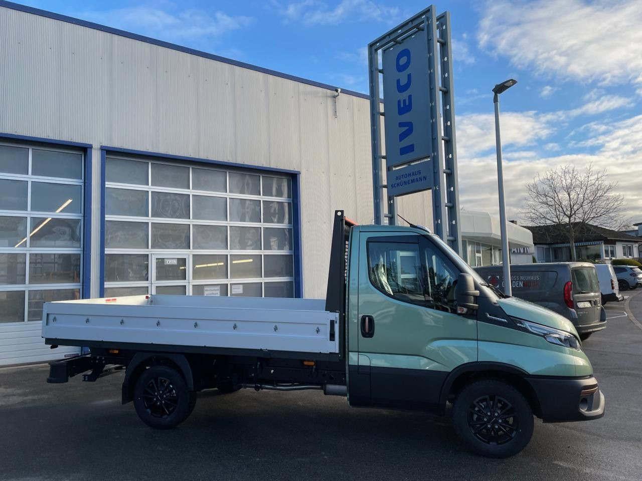 Iveco Daily 35S14A8 Euro6 Klima AHK Navi ZV Iveco Daily 35S14A8 Euro6 Klima AHK Navi ZV - Dostavno vozilo s ravnom platformom: slika 3 Iveco Daily 35S14A8 Euro6 Klima AHK Navi ZV Iveco Daily 35S14A8 Euro6 Klima AHK Navi ZV - Dostavno vozilo s ravnom platformom: slika 3