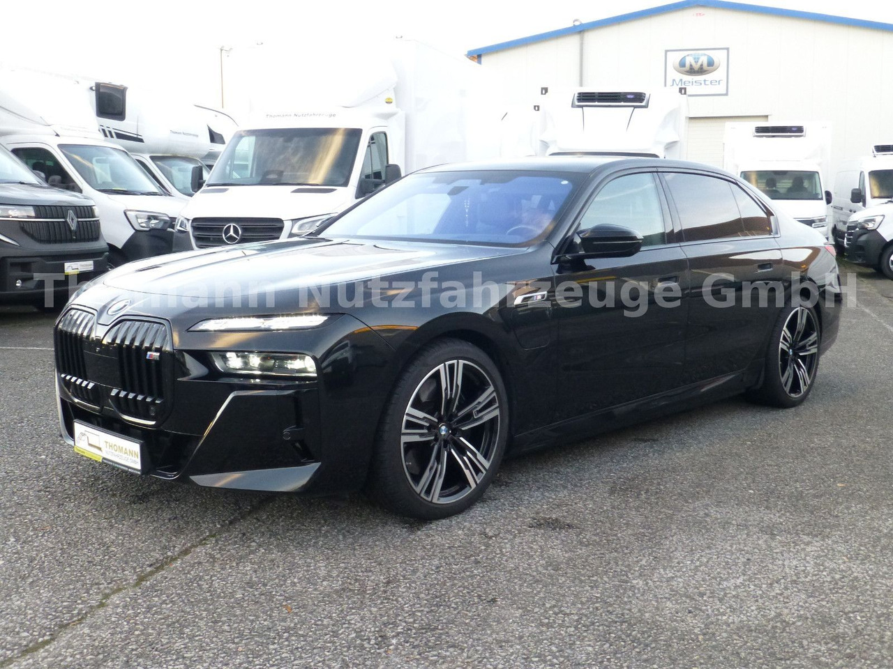 BMW M760 7 M760 e xDrive Cinema Sky Lounge 2x 21 Zol - Limuzina: slika 2 BMW M760 7 M760 e xDrive Cinema Sky Lounge 2x 21 Zol - Limuzina: slika 2