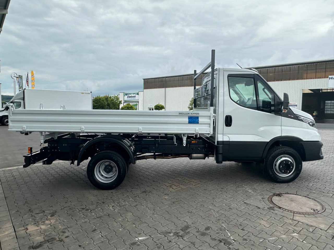 Iveco 70C18H 3-S.-Kipper Meiller *R3.450mm*2xAHK* - Dostavno vozilo kiper: slika 4 Iveco 70C18H 3-S.-Kipper Meiller *R3.450mm*2xAHK* - Dostavno vozilo kiper: slika 4