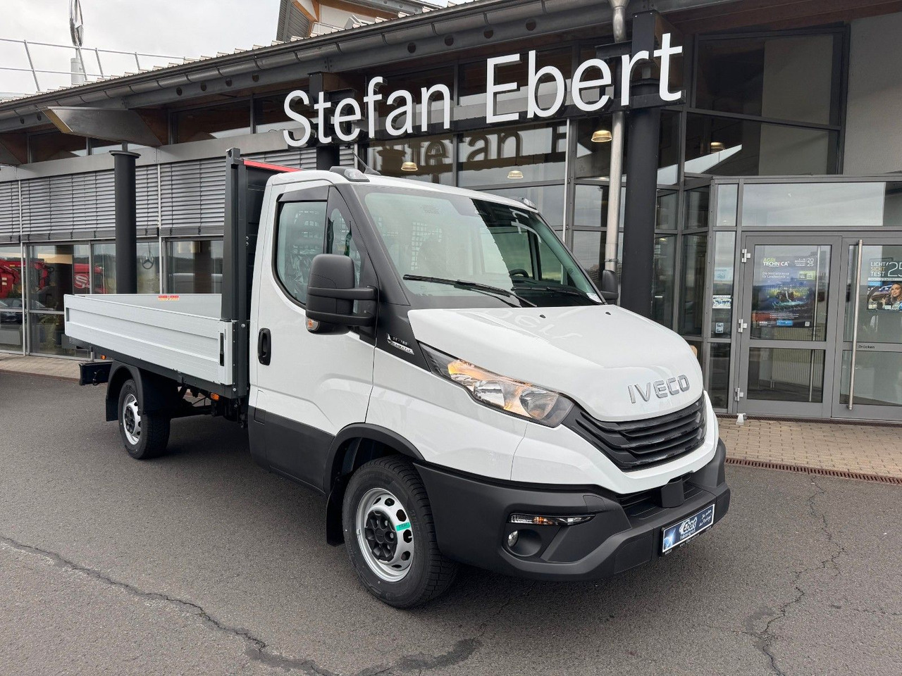 Iveco Daily 35S16 A8 *R3.450mm*Automatik*AHK*Kamera* - Dostavno vozilo s ravnom platformom: slika 1 Iveco Daily 35S16 A8 *R3.450mm*Automatik*AHK*Kamera* - Dostavno vozilo s ravnom platformom: slika 1