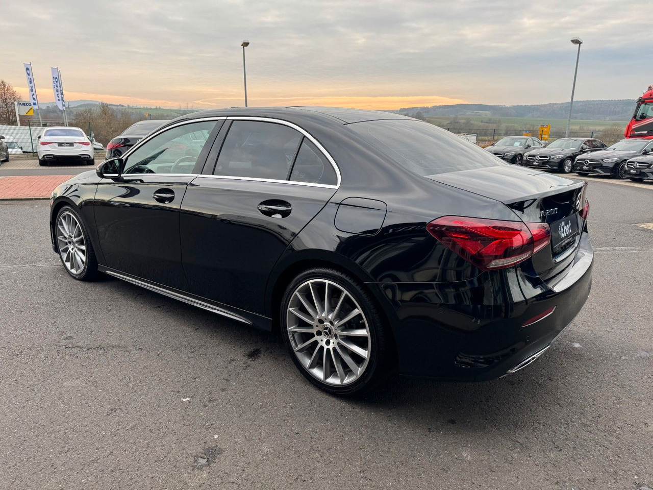 Mercedes-Benz A 200 AMG 19"+Ambiente+R-Kamera+Pano+LED+MBUX - Limuzina: slika 3 Mercedes-Benz A 200 AMG 19"+Ambiente+R-Kamera+Pano+LED+MBUX - Limuzina: slika 3