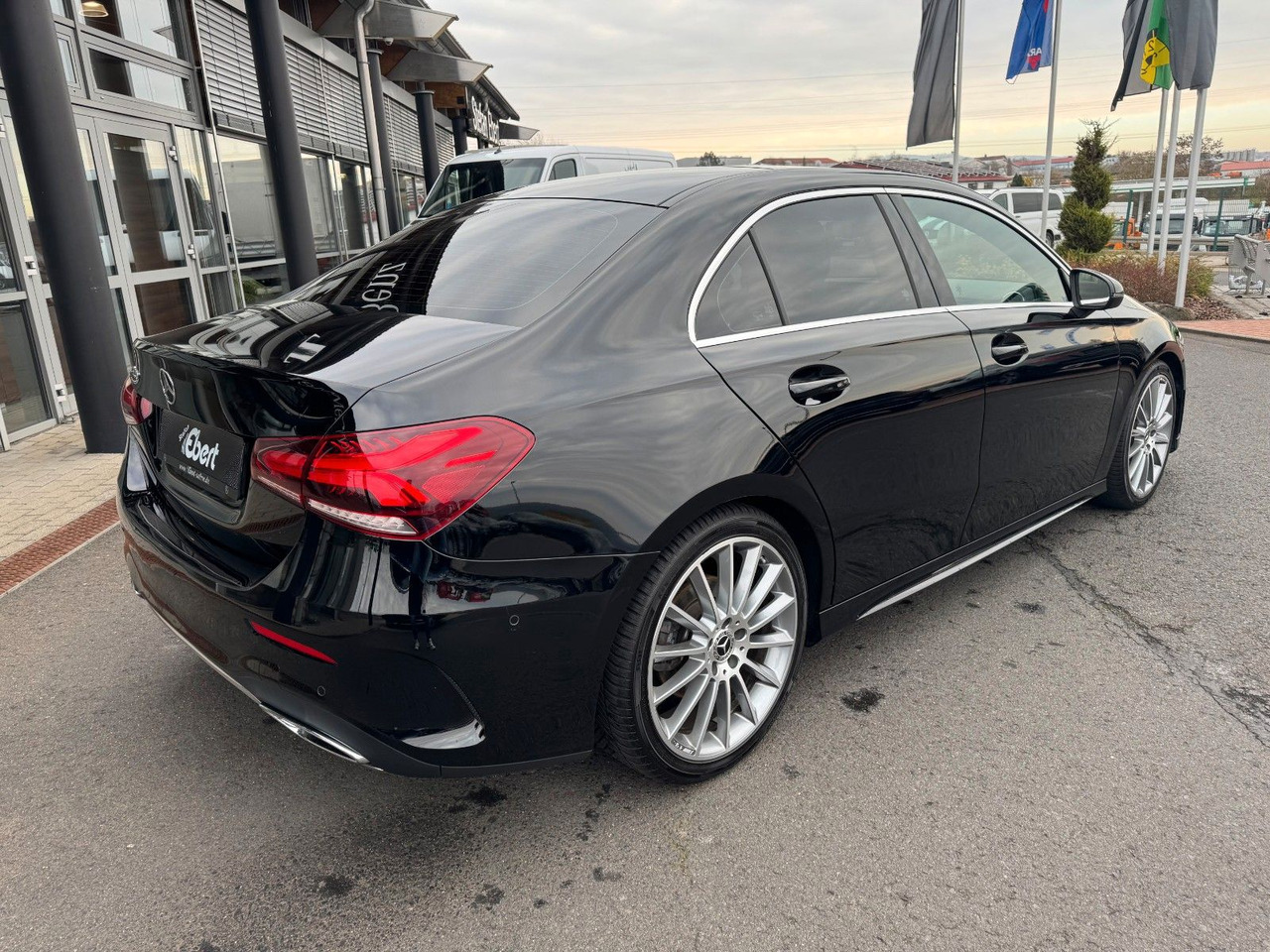 Mercedes-Benz A 200 AMG 19"+Ambiente+R-Kamera+Pano+LED+MBUX - Limuzina: slika 4 Mercedes-Benz A 200 AMG 19"+Ambiente+R-Kamera+Pano+LED+MBUX - Limuzina: slika 4