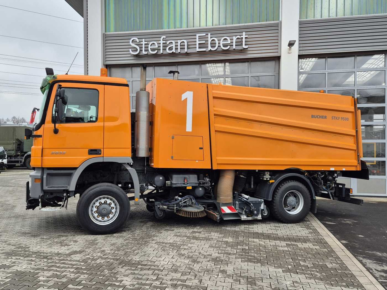 Mercedes-Benz Actros 2032 A 4x4 Bucher STKF 9500 Airport - Autočistilica: slika 4 Mercedes-Benz Actros 2032 A 4x4 Bucher STKF 9500 Airport - Autočistilica: slika 4