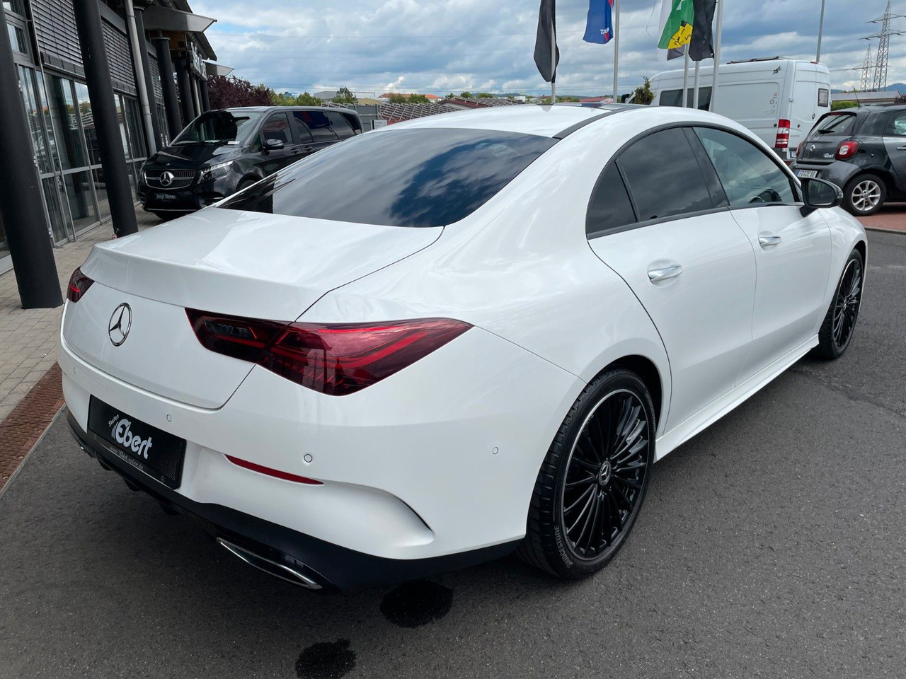 Mercedes-Benz CLA 200 AMG Pano+R-Kamera+19"+TOTW+DISTR+MULITBE - Coupe: slika 4 Mercedes-Benz CLA 200 AMG Pano+R-Kamera+19"+TOTW+DISTR+MULITBE - Coupe: slika 4