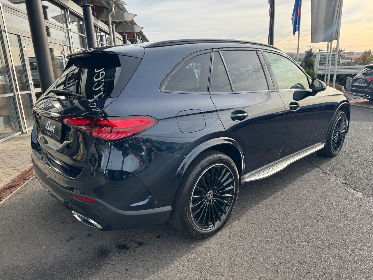 Mercedes-Benz GLC 300 4M+AMG+Pano+Burm+360+Memory - SUV: slika 4 Mercedes-Benz GLC 300 4M+AMG+Pano+Burm+360+Memory - SUV: slika 4