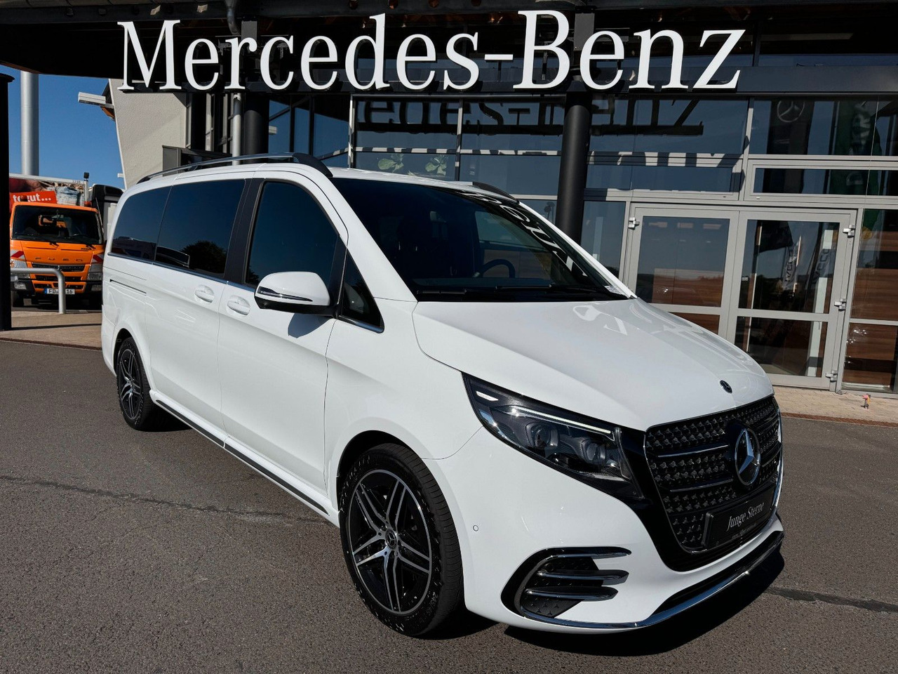 Mercedes-Benz V 300 d 4MATIC EXCLUSIVE AMG Tische AHK2,5to - Karavan: slika 1 Mercedes-Benz V 300 d 4MATIC EXCLUSIVE AMG Tische AHK2,5to - Karavan: slika 1