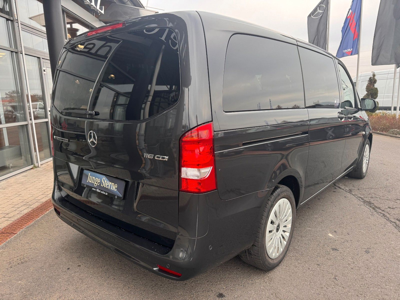 Mercedes-Benz Vito 116 CDI Tourer Kamera MBUX 2xKlima - Putnički kombi: slika 4 Mercedes-Benz Vito 116 CDI Tourer Kamera MBUX 2xKlima - Putnički kombi: slika 4