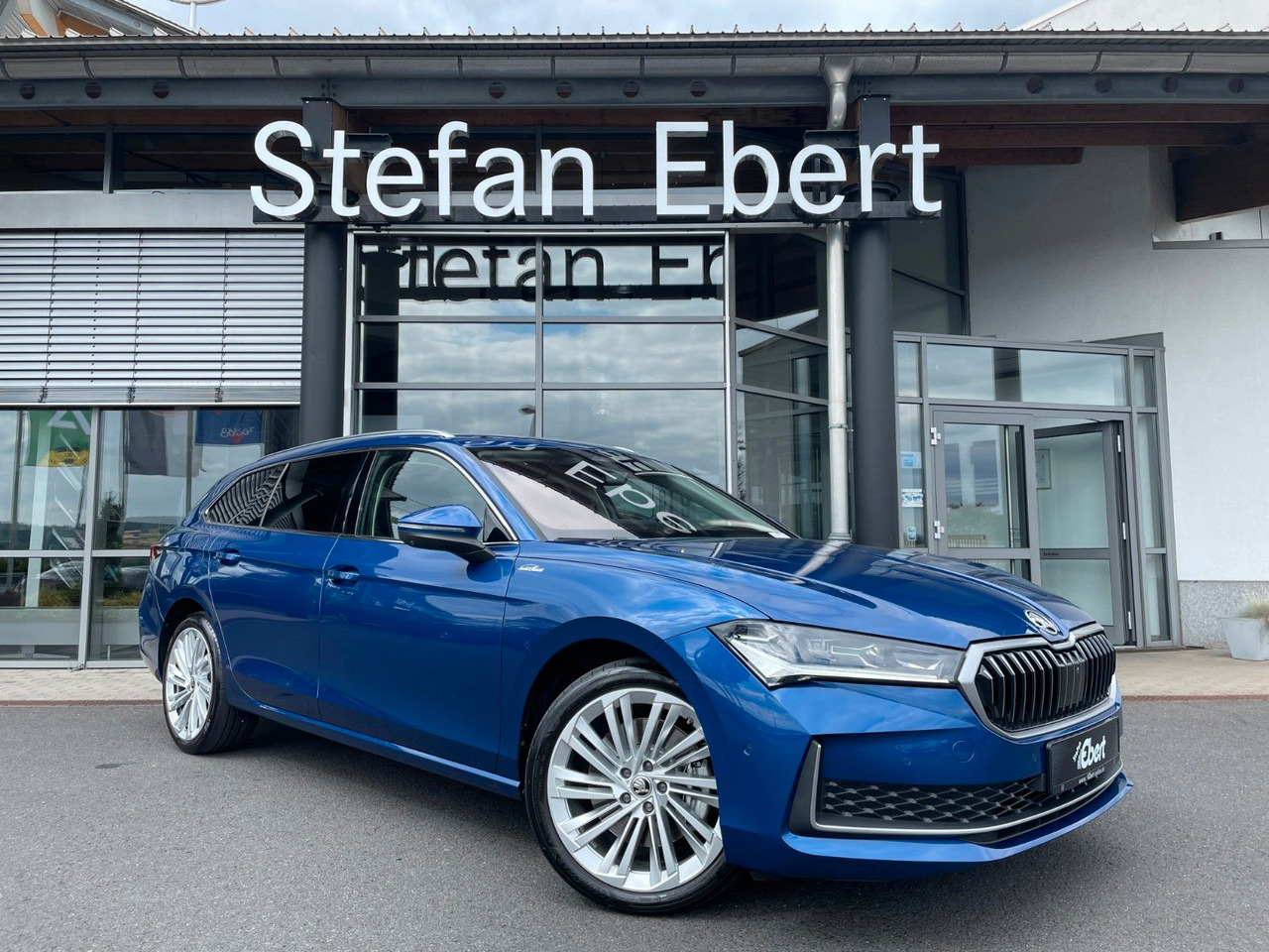 Skoda Superb Combi 2.0 TDI 4x4 L&K HUD+360°+AHK+Pano - Karavan: slika 1 Skoda Superb Combi 2.0 TDI 4x4 L&K HUD+360°+AHK+Pano - Karavan: slika 1