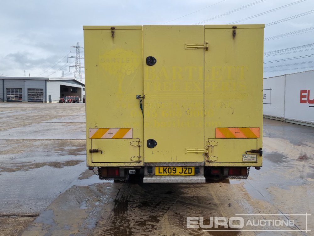 2009 Isuzu NPR-7 - Kamion sa zatvorenim sandukom: slika 4 2009 Isuzu NPR-7 - Kamion sa zatvorenim sandukom: slika 4