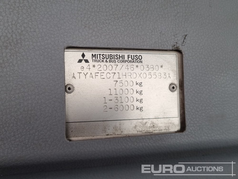 Kamion sa tovarnim sandukom za prevoz teških mašina 2014 Mitsubishi Canter 7C15: slika 32