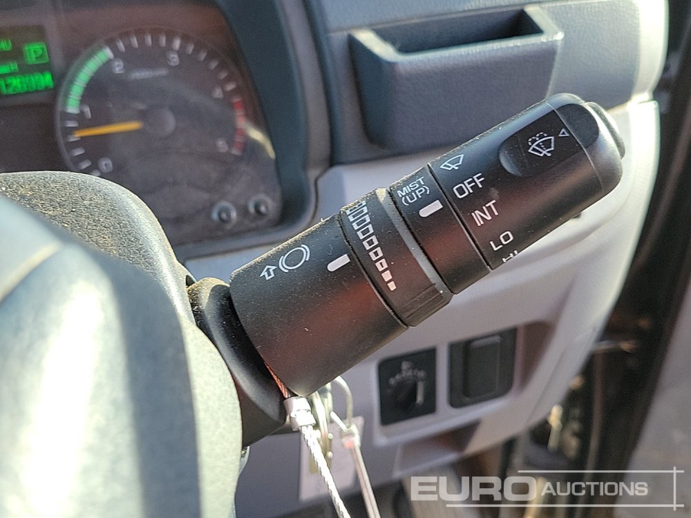 Kamion sa tovarnim sandukom za prevoz teških mašina 2014 Mitsubishi Canter 7C15: slika 25