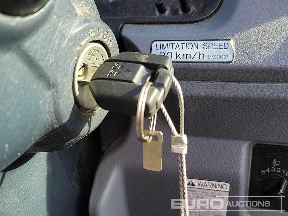 Kamion sa tovarnim sandukom za prevoz teških mašina 2014 Mitsubishi Canter 7C15: slika 29