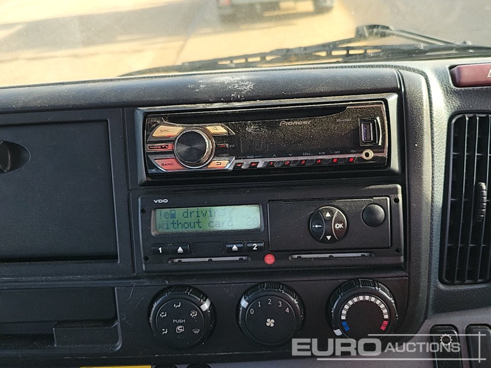 Kamion sa tovarnim sandukom za prevoz teških mašina 2014 Mitsubishi Canter 7C15: slika 23