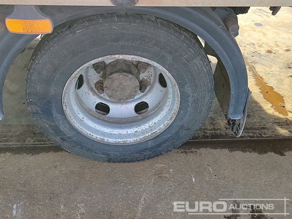 Kamion sa tovarnim sandukom za prevoz teških mašina 2014 Mitsubishi Canter 7C15: slika 10