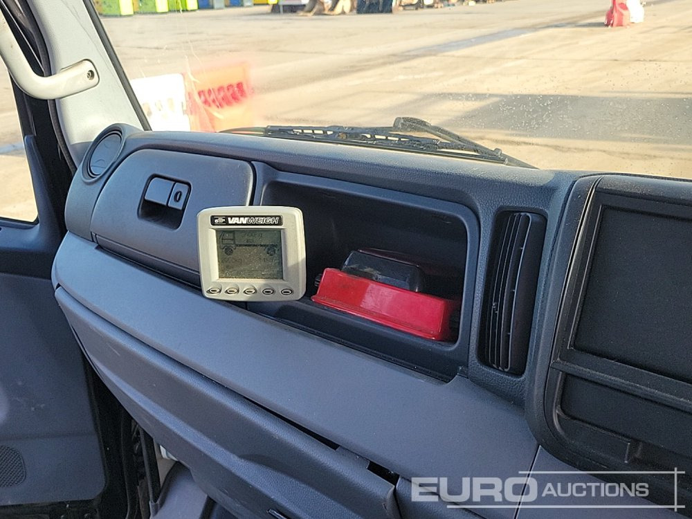 Kamion sa tovarnim sandukom za prevoz teških mašina 2014 Mitsubishi Canter 7C15: slika 24