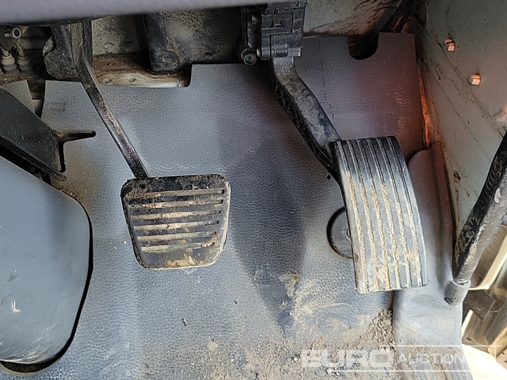 Kamion sa tovarnim sandukom za prevoz teških mašina 2014 Mitsubishi Canter 7C15: slika 21