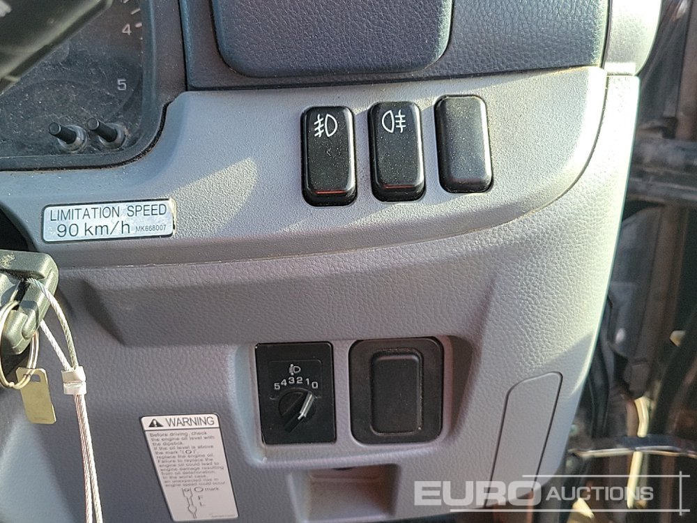 Kamion sa tovarnim sandukom za prevoz teških mašina 2014 Mitsubishi Canter 7C15: slika 28