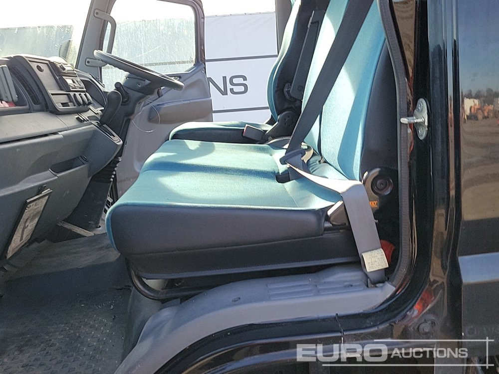 Kamion sa tovarnim sandukom za prevoz teških mašina 2014 Mitsubishi Canter 7C15: slika 18