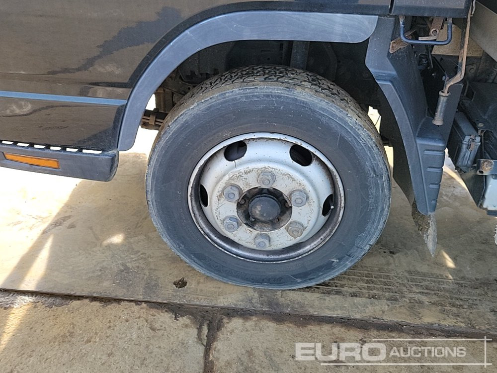 Kamion sa tovarnim sandukom za prevoz teških mašina 2014 Mitsubishi Canter 7C15: slika 9