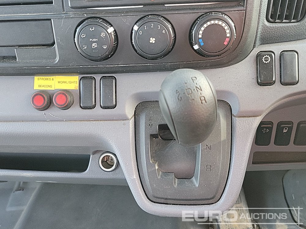 Kamion sa tovarnim sandukom za prevoz teških mašina 2014 Mitsubishi Canter 7C15: slika 22