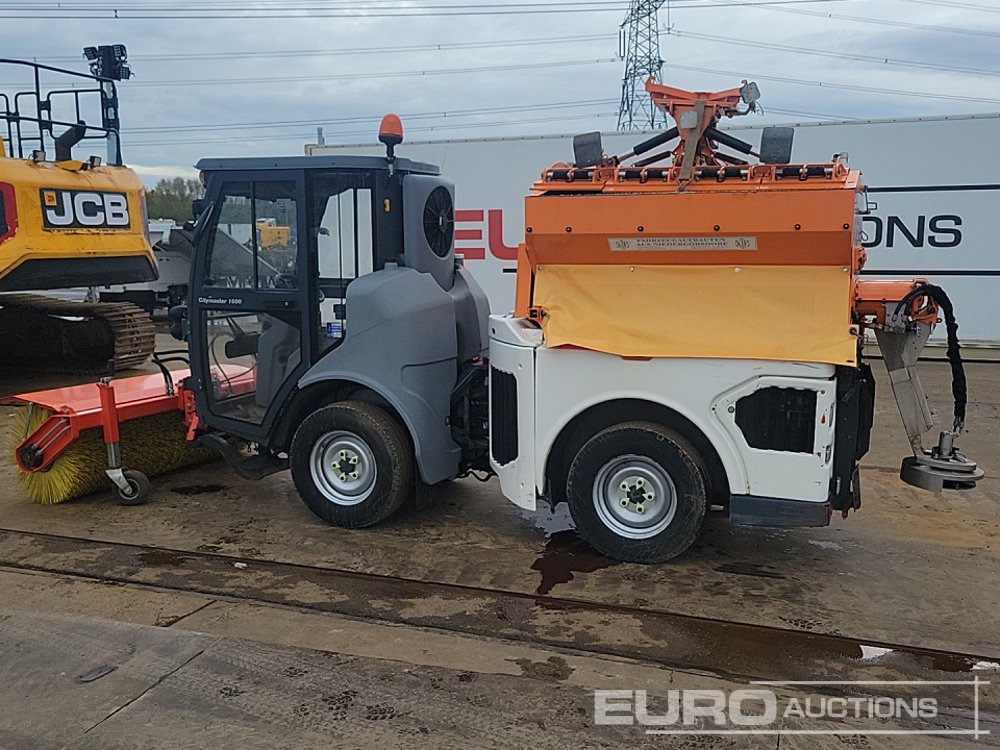 2017 Hako Citymaster 1600 4x2 Compact Gritter, Hydraulic Snow Plough & Sweeper Attachment, Reverse Camera, Automatic Gearbox (Reg. Docs. Available) - Autočistilica: slika 3 2017 Hako Citymaster 1600 4x2 Compact Gritter, Hydraulic Snow Plough & Sweeper Attachment, Reverse Camera, Automatic Gearbox (Reg. Docs. Available) - Autočistilica: slika 3
