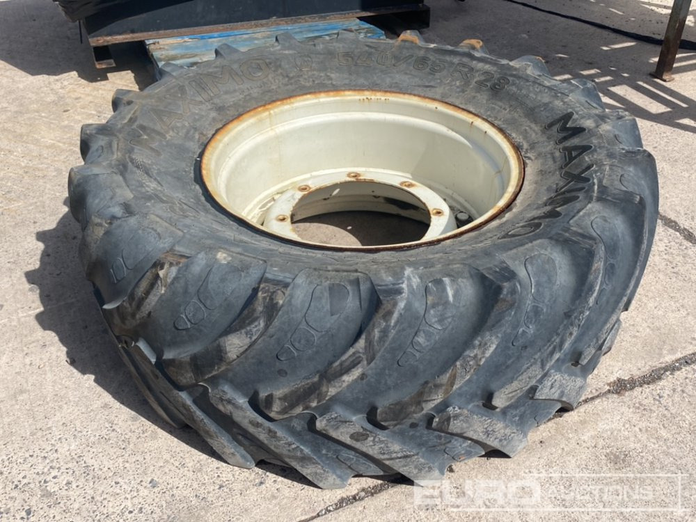 540/65R28 Tyre & Rim - Guma: slika 1 540/65R28 Tyre & Rim - Guma: slika 1