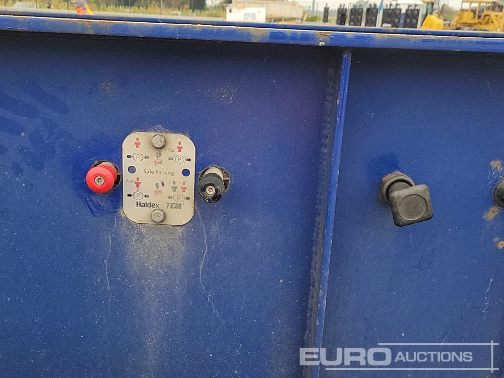 Plato poluprikolica Dennison Trailers 4 Axle 40' Skeleton Trailer, Front Lift Axle, Twist Locks: slika 21