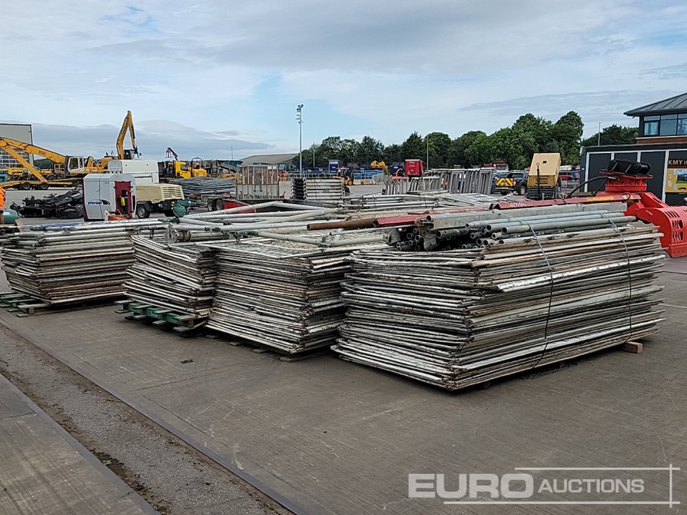 Građevinska oprema Selection of Various Size GASS Ledger Frames (6 Pallets of), Pallet of Steel Mesh Panels (4 of): slika 12