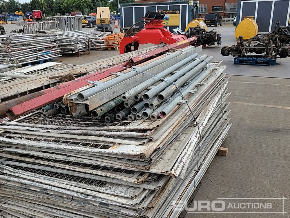 Građevinska oprema Selection of Various Size GASS Ledger Frames (6 Pallets of), Pallet of Steel Mesh Panels (4 of): slika 13
