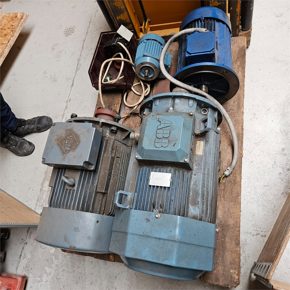 ABB MT80A19F100-2 / M3AA180MLB4 - Mašinska alatka: slika 3 ABB MT80A19F100-2 / M3AA180MLB4 - Mašinska alatka: slika 3