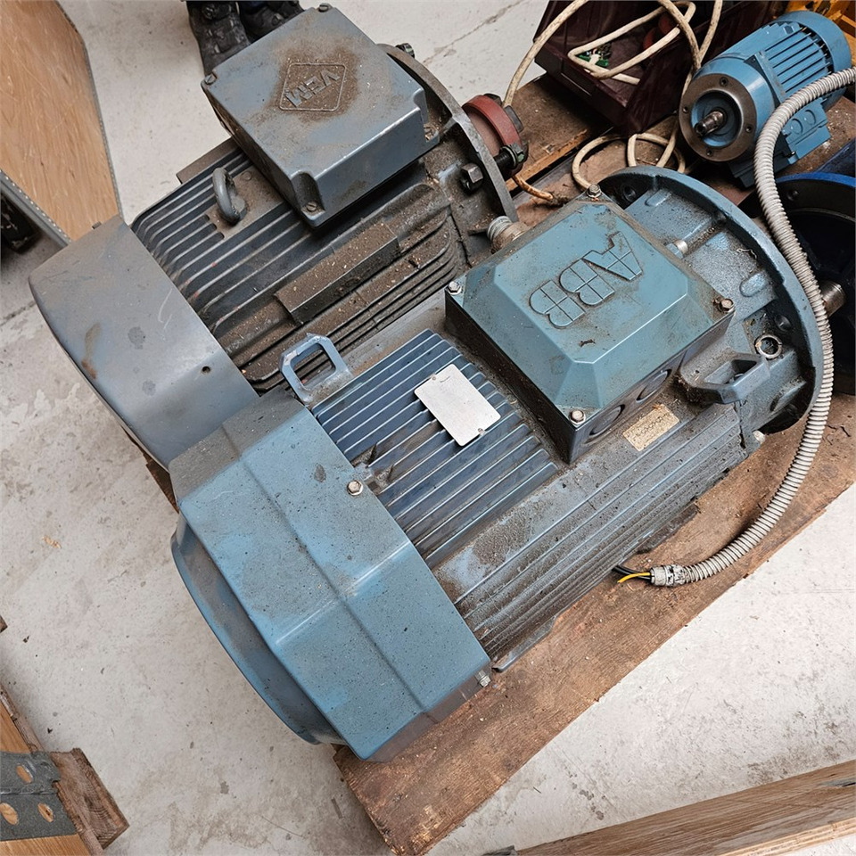 ABB MT80A19F100-2 / M3AA180MLB4 - Mašinska alatka: slika 2 ABB MT80A19F100-2 / M3AA180MLB4 - Mašinska alatka: slika 2